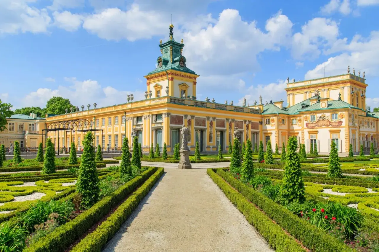 Pałac w Wilanowie, arcydzieło barok w architekturze, z ogrodem w stylu francuskim.