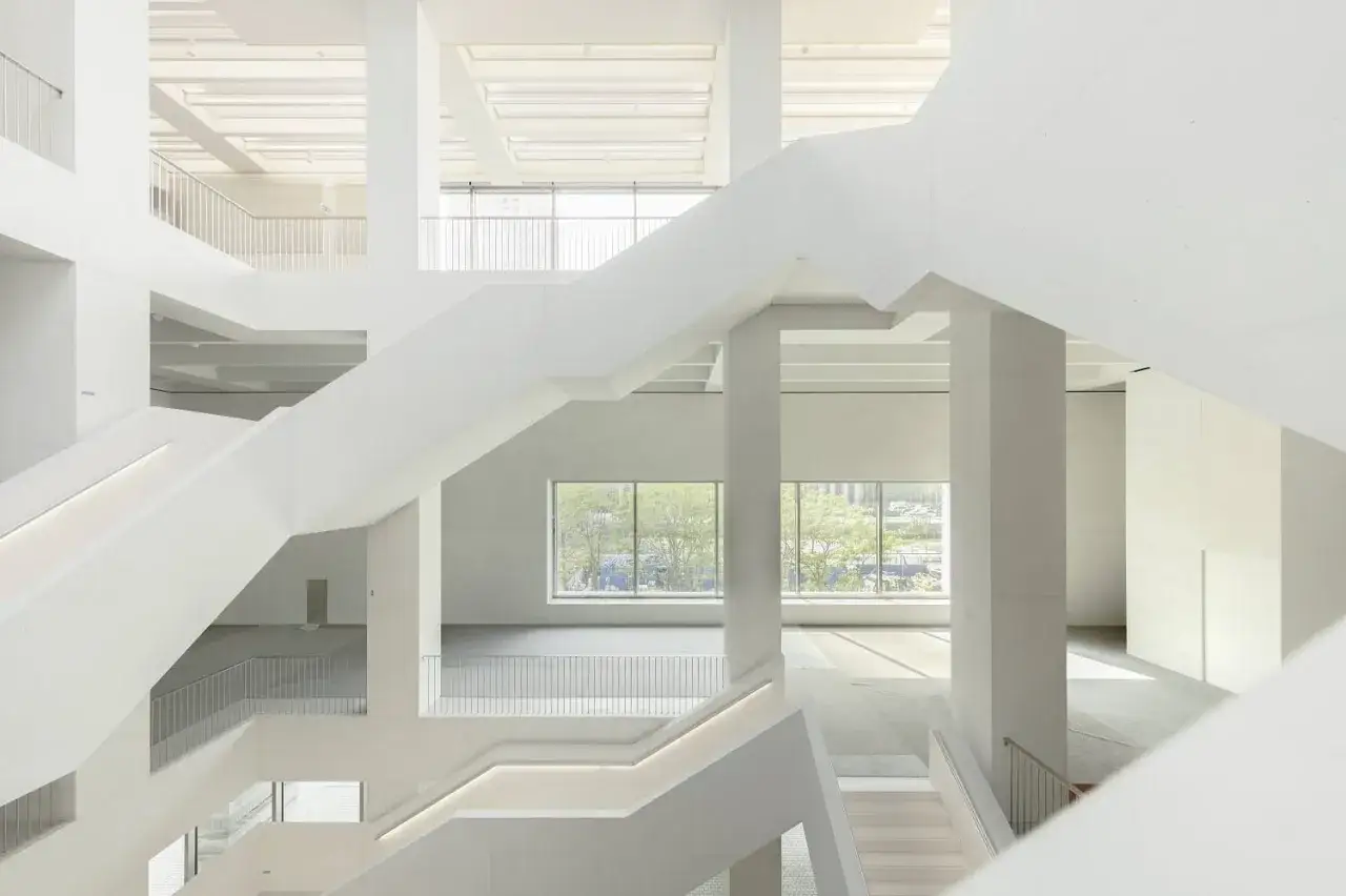 Nowe muzeum sztuki nowoczesnej w Warszawie zachwyca minimalistyczną architekturą. Białe, geometryczne formy schodów i przestrzeni zapraszają do odkrywania.