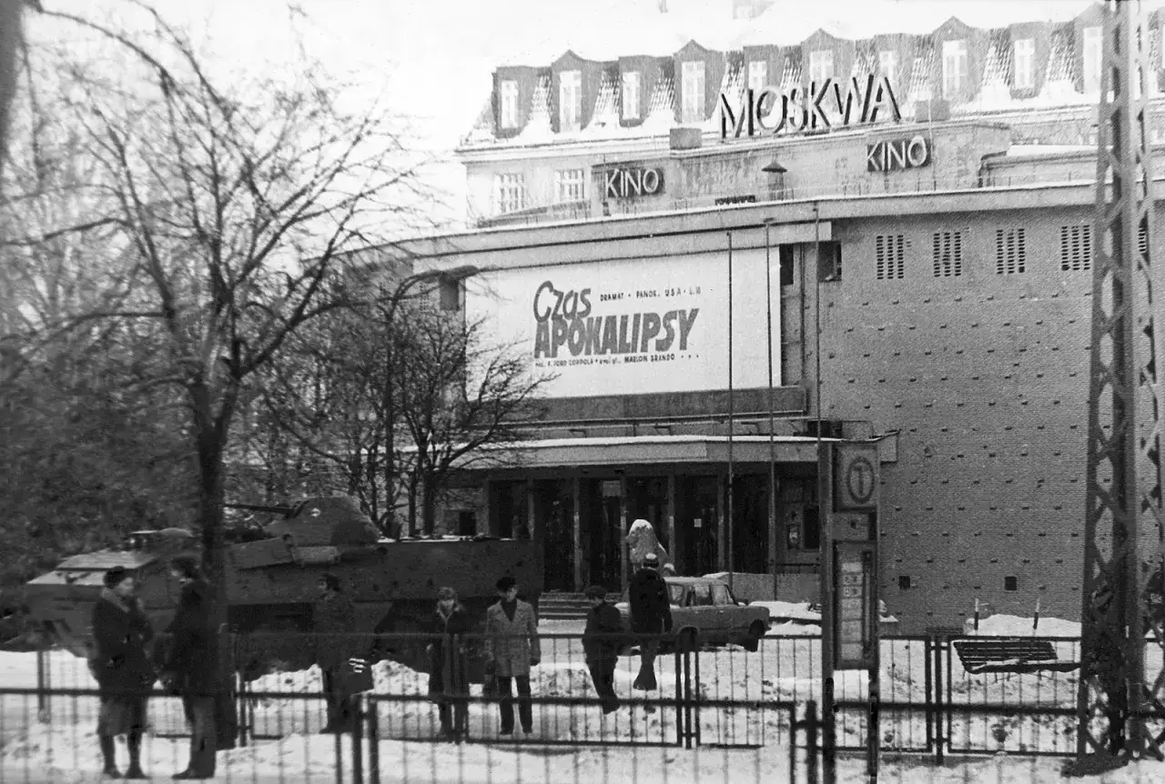 Czołg przed kinem Moskwa, gdzie wyświetlany jest film