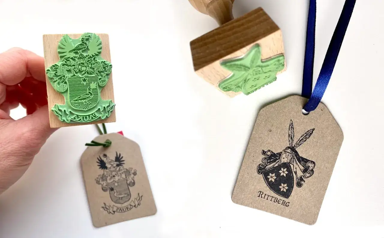 Zielony stempel z herbem i wstęgą