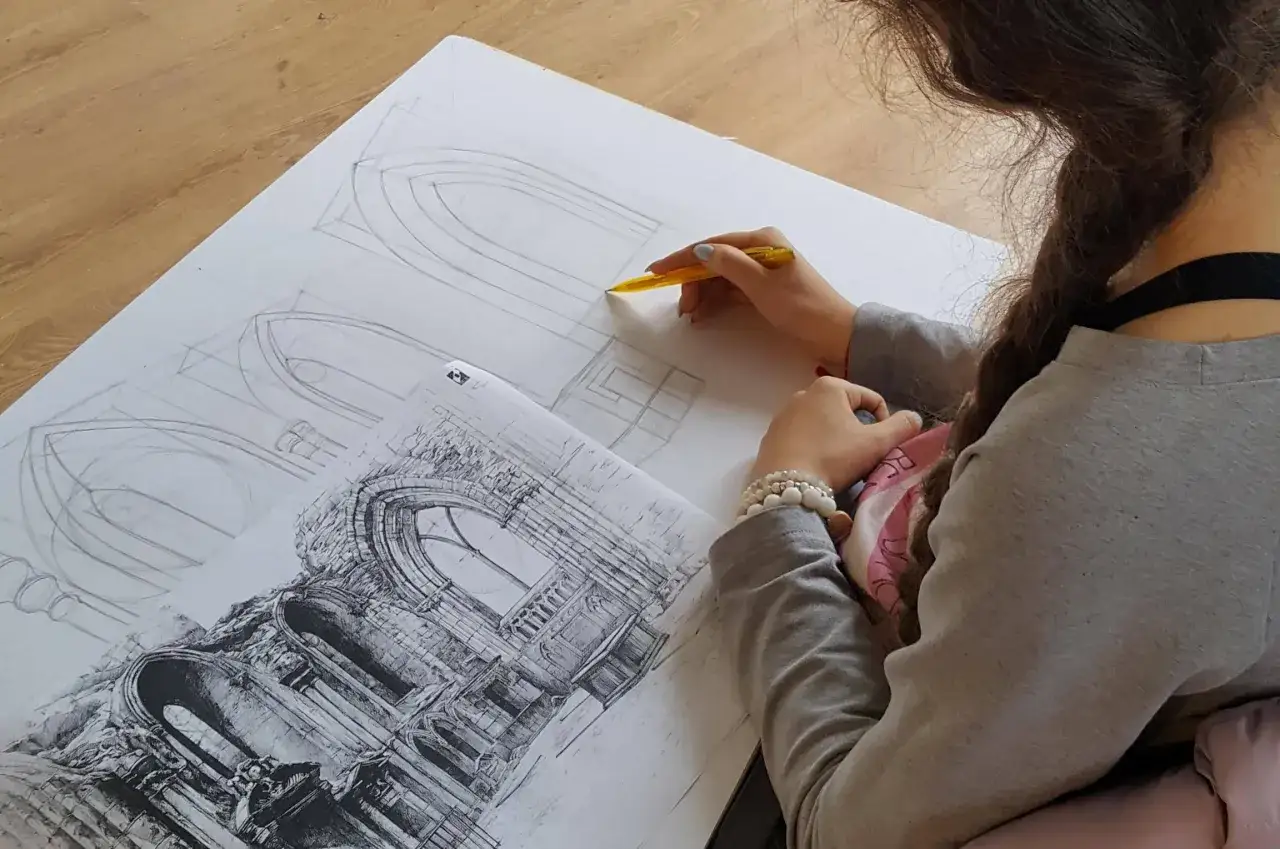 Młoda artystka szkicuje detale architektoniczne, przygotowując się do matury z architektury wnętrz.