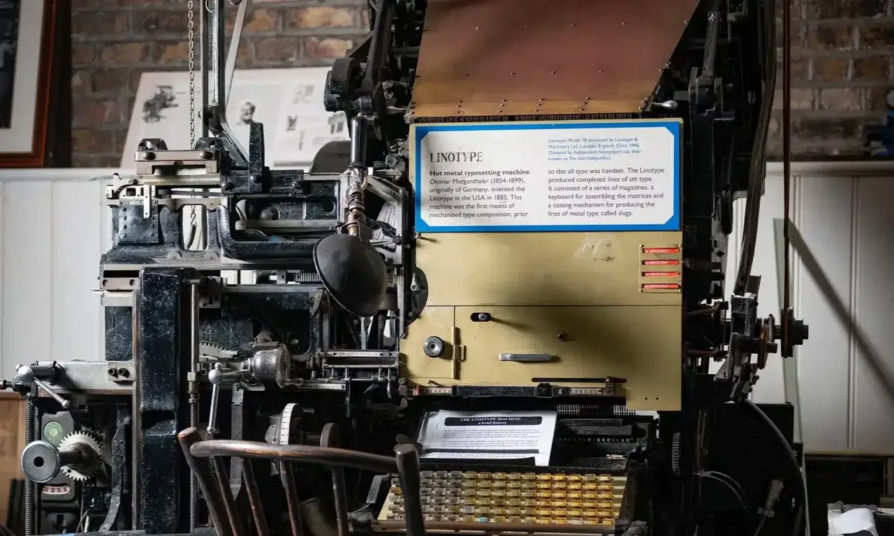 Złożony mechanizm linotypu, maszyny do zecerstwa na gorąco, która zrewolucjonizowała druk.