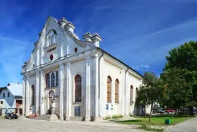 Wielka Synagoga w Pińsku, jeden z zabytków synagog w Polsce, pod błękitnym niebem.