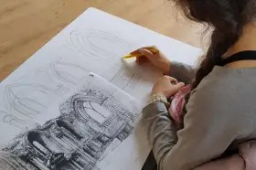 Młoda artystka szkicuje detale architektoniczne, przygotowując się do matury z architektury wnętrz.