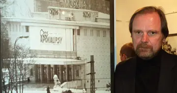 Mężczyzna z brodą obok plakatu kina "Moskwa" z napisem "Czas Apokalipsy".