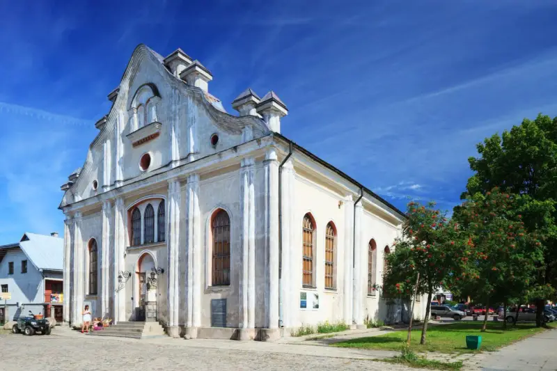 Wielka Synagoga w Pińsku, jeden z zabytków synagog w Polsce, pod błękitnym niebem.